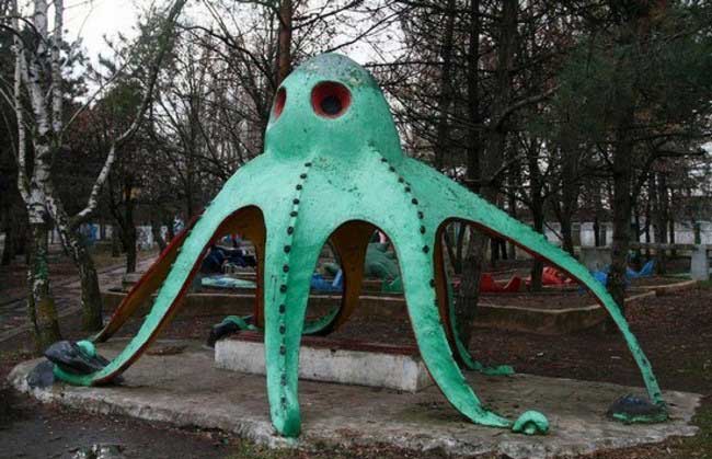 આ પાર્ક બનાવનાર મિસ્ત્રીને લોકો હજી પણ શોધે છે... 4 Creepy-Playground