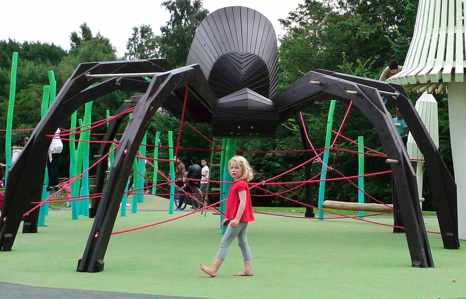 આ પાર્ક બનાવનાર મિસ્ત્રીને લોકો હજી પણ શોધે છે... 10 Creepy-Playground