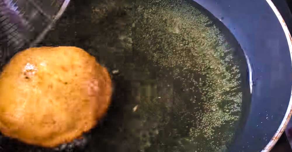 કાચા કેળાનું શાક બહુ બનાવી લીધું, હવે તેની ટેસ્ટી મસાલા પુરી બનાવો 6 Banana Puri 4