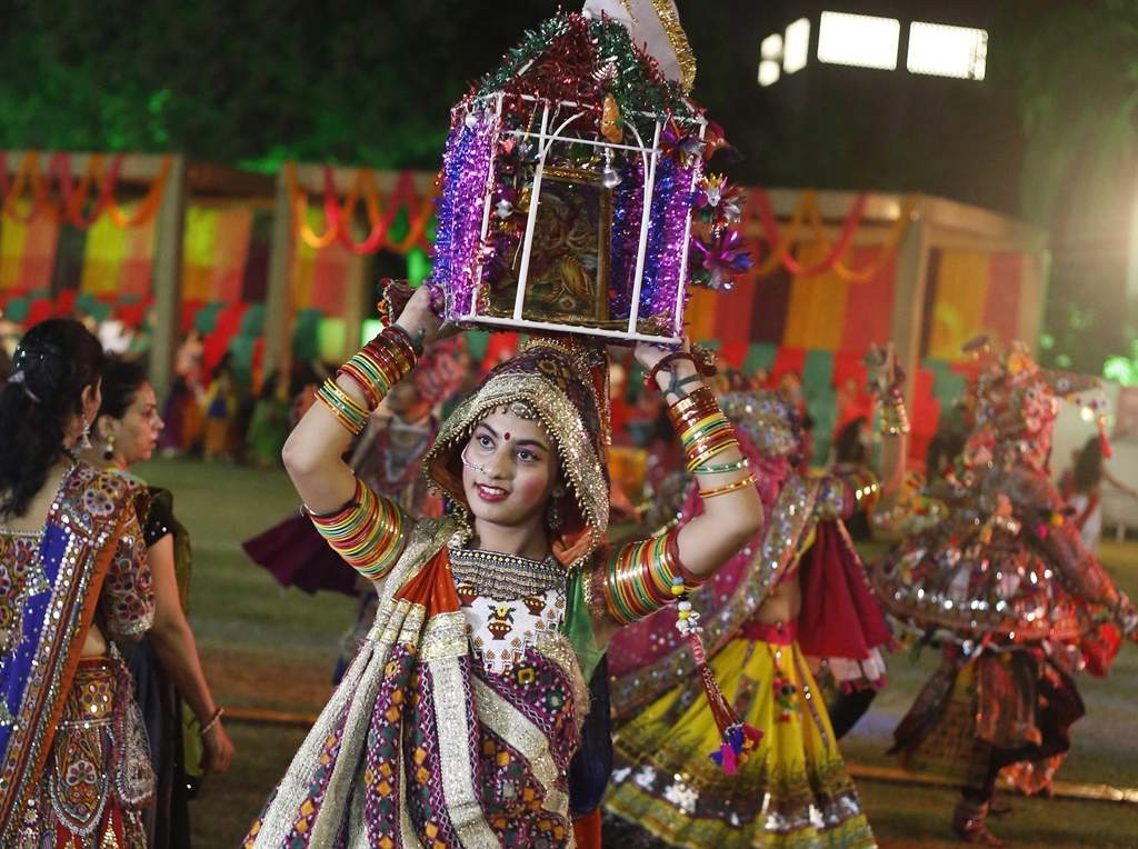 નવરાત્રી: ગરબા રમવાથી થતા શારીરિક ફાયદા 6 Physical Benefits of Garba 3