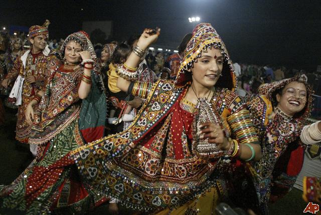 નવરાત્રી: ગરબા રમવાથી થતા શારીરિક ફાયદા 2 Physical Benefits of Garba 5