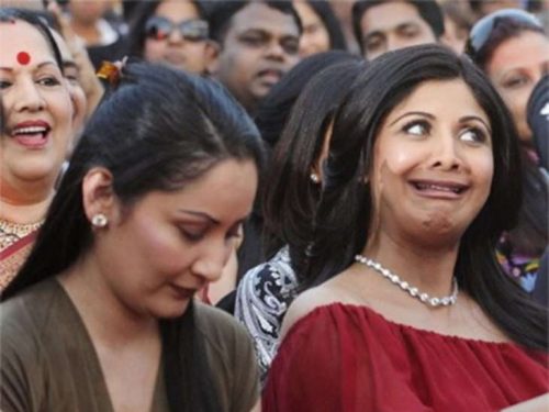 ખોટા સમયે કેમેરામાં કેદ થઇ આ સુંદર અભિનેત્રીઓ,, તસ્વીરો જોઈને હસવું આવશે 5 funny bollywood face expression 5