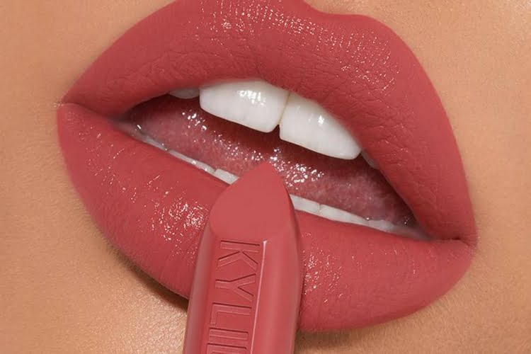 BOLD લુક આપવાની સાથે લિપસ્ટિકના છે આ પણ ફાયદા 7 lipstik 1