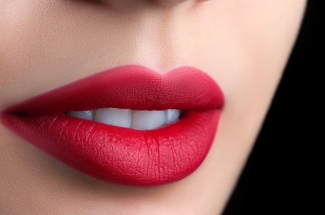 BOLD લુક આપવાની સાથે લિપસ્ટિકના છે આ પણ ફાયદા 4 lipstik 3