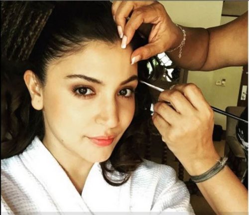 બૉલીવુડની અભિનેત્રીઓનો આ રીતે થાય છે મેકઅપ 15 अनुष्का शर्मा