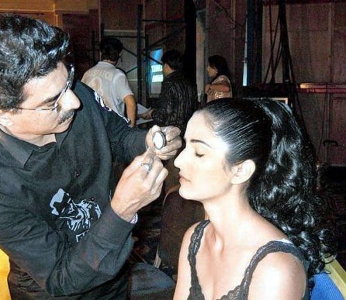 બૉલીવુડની અભિનેત્રીઓનો આ રીતે થાય છે મેકઅપ 11 कटरीना कैफ