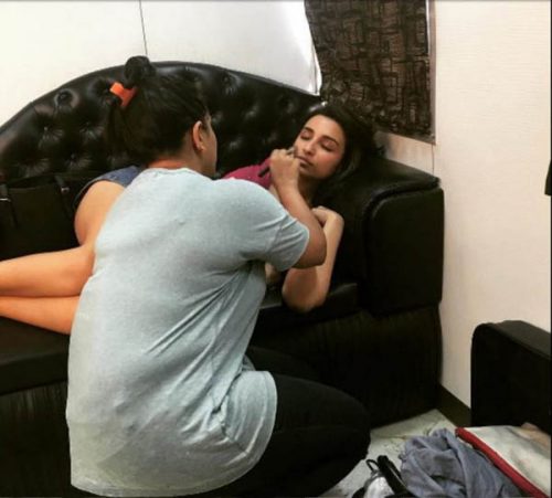 બૉલીવુડની અભિનેત્રીઓનો આ રીતે થાય છે મેકઅપ 10 परिणिति चोपड़ा