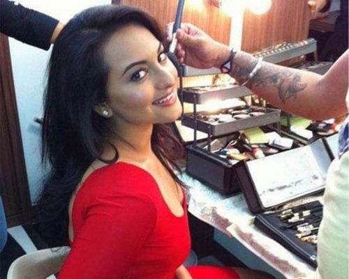 બૉલીવુડની અભિનેત્રીઓનો આ રીતે થાય છે મેકઅપ 6 सोनाक्षी सिन्हा