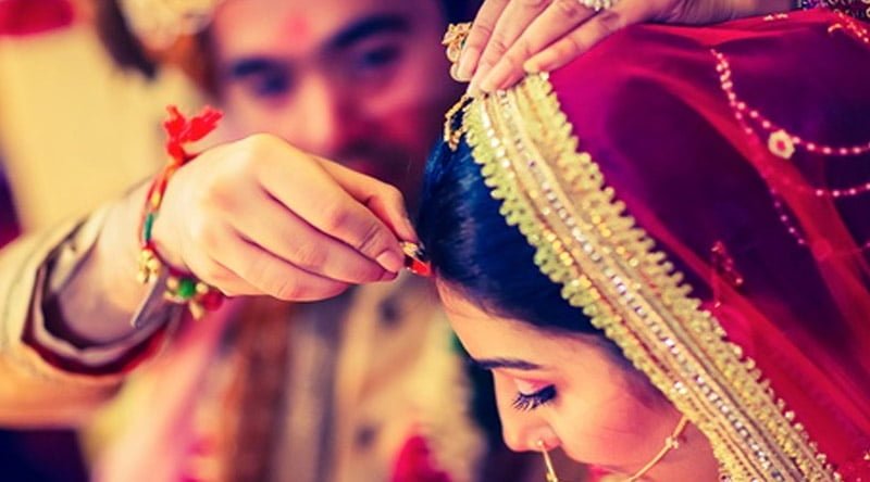 હિંદુ પરંપરામાં જોડાયેલા વૈજ્ઞાનિક તર્ક: શા માટે એક જ કુટુંબમાં લગ્ન નથી કરતા? 15 sindur image