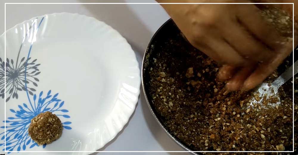 આ રીતે ઘરે બનાવો ગુંદરના લાડું: ગુંદરના લાડું 6 10