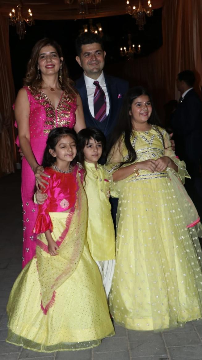 ઈશાઆનંદ ના વેડિંગ રિસેપ્શનમાં પહોંચ્યા હેમામાલિની, દિયા મિર્ઝા, ઝહિર ખાન તેમજ અન્ય મહેમાનો 22 Dabboo Ratnani