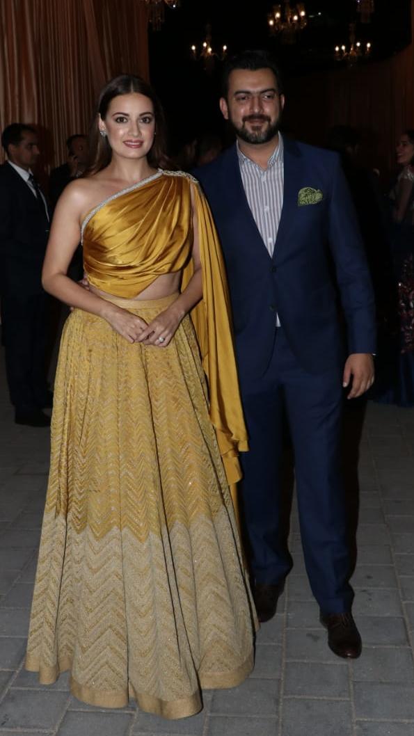 ઈશાઆનંદ ના વેડિંગ રિસેપ્શનમાં પહોંચ્યા હેમામાલિની, દિયા મિર્ઝા, ઝહિર ખાન તેમજ અન્ય મહેમાનો 2 Dia Mirza