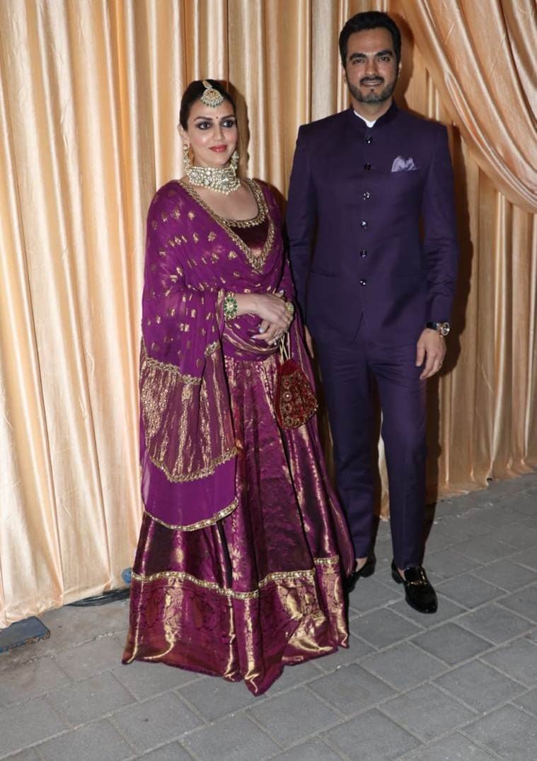 ઈશાઆનંદ ના વેડિંગ રિસેપ્શનમાં પહોંચ્યા હેમામાલિની, દિયા મિર્ઝા, ઝહિર ખાન તેમજ અન્ય મહેમાનો 13 Esha Deol