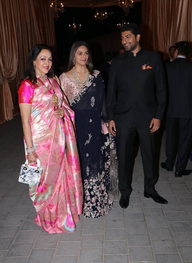 ઈશાઆનંદ ના વેડિંગ રિસેપ્શનમાં પહોંચ્યા હેમામાલિની, દિયા મિર્ઝા, ઝહિર ખાન તેમજ અન્ય મહેમાનો 4 Hema Malini