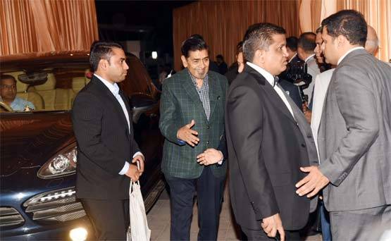 ઈશાઆનંદ ના વેડિંગ રિસેપ્શનમાં પહોંચ્યા હેમામાલિની, દિયા મિર્ઝા, ઝહિર ખાન તેમજ અન્ય મહેમાનો 17 Jagdish Tiger