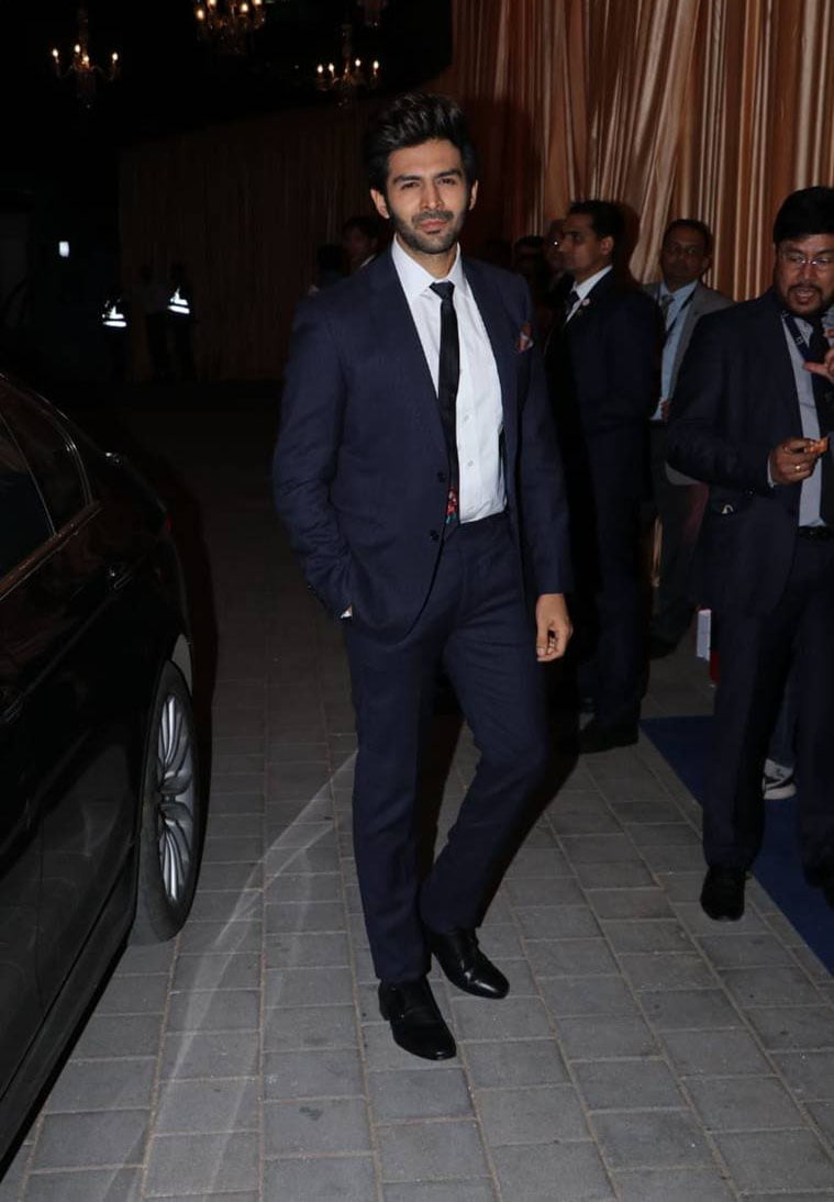 ઈશાઆનંદ ના વેડિંગ રિસેપ્શનમાં પહોંચ્યા હેમામાલિની, દિયા મિર્ઝા, ઝહિર ખાન તેમજ અન્ય મહેમાનો 3 Kartik Aaryan