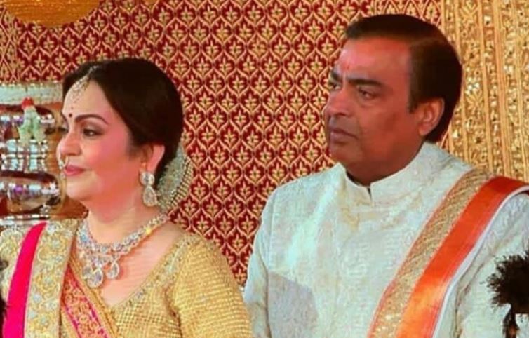 Pics: ઈશા અંબાણી અને આનંદ પીરામલના લગ્નની પહેલી તસવીર જુઓ 6 Mukesh Ambani And Nita Ambani