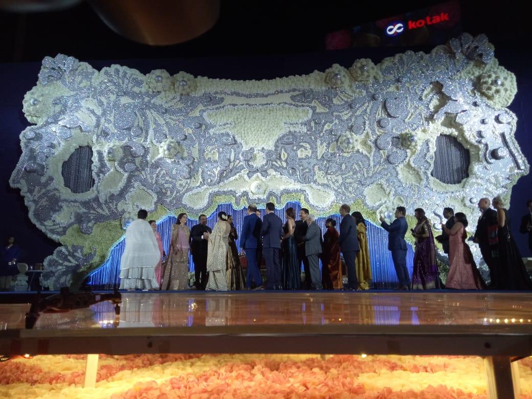 ઈશાઆનંદ ના વેડિંગ રિસેપ્શનમાં પહોંચ્યા હેમામાલિની, દિયા મિર્ઝા, ઝહિર ખાન તેમજ અન્ય મહેમાનો 29 Mumbais Jio Gardens