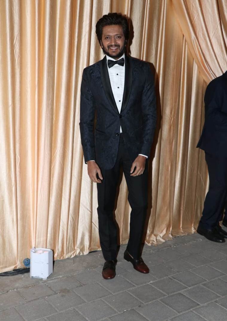 ઈશાઆનંદ ના વેડિંગ રિસેપ્શનમાં પહોંચ્યા હેમામાલિની, દિયા મિર્ઝા, ઝહિર ખાન તેમજ અન્ય મહેમાનો 12 Riteish Deshmukh