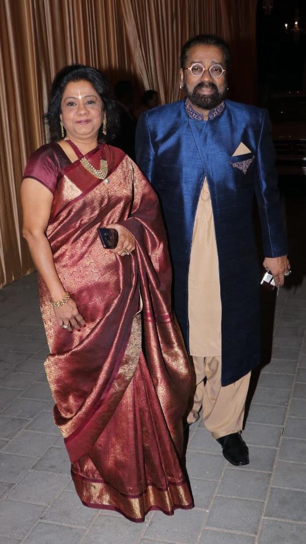 ઈશાઆનંદ ના વેડિંગ રિસેપ્શનમાં પહોંચ્યા હેમામાલિની, દિયા મિર્ઝા, ઝહિર ખાન તેમજ અન્ય મહેમાનો 20 Singer Hariharan