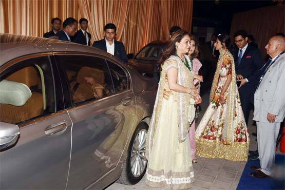 ઈશાઆનંદ ના વેડિંગ રિસેપ્શનમાં પહોંચ્યા હેમામાલિની, દિયા મિર્ઝા, ઝહિર ખાન તેમજ અન્ય મહેમાનો 18 Tina Ambani