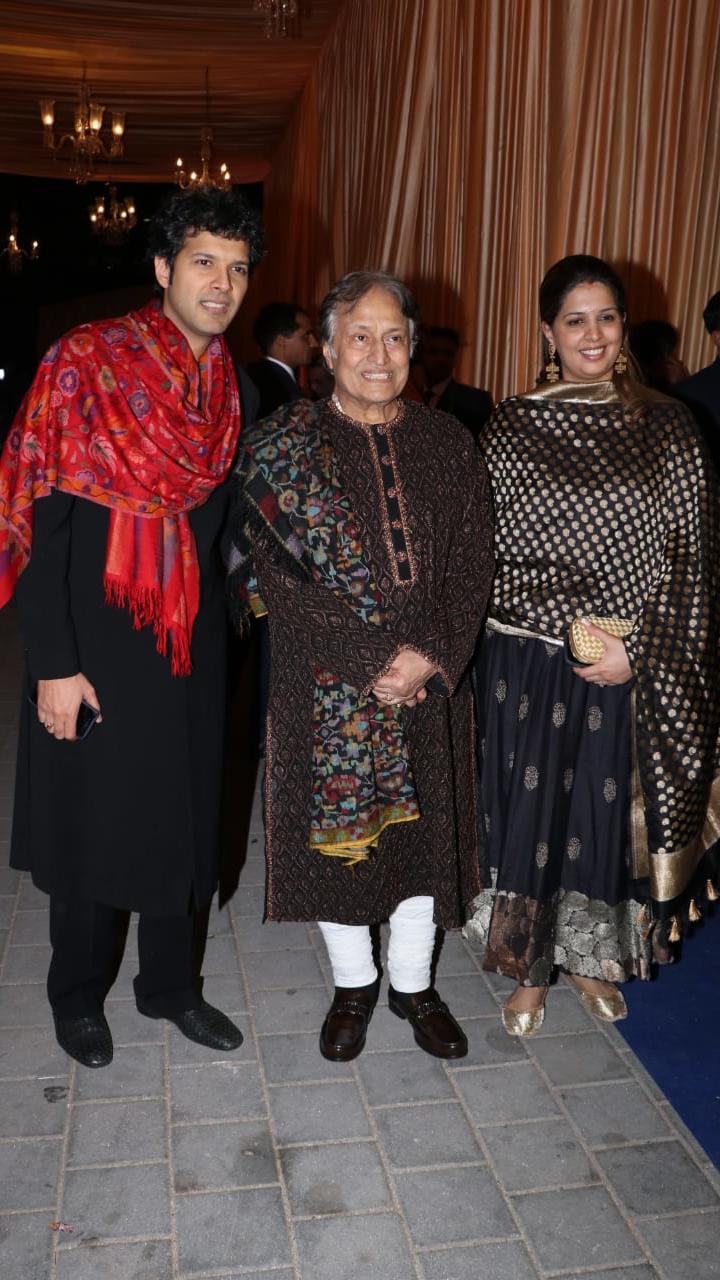 ઈશાઆનંદ ના વેડિંગ રિસેપ્શનમાં પહોંચ્યા હેમામાલિની, દિયા મિર્ઝા, ઝહિર ખાન તેમજ અન્ય મહેમાનો 21 Ustad Amjad Ali Khan