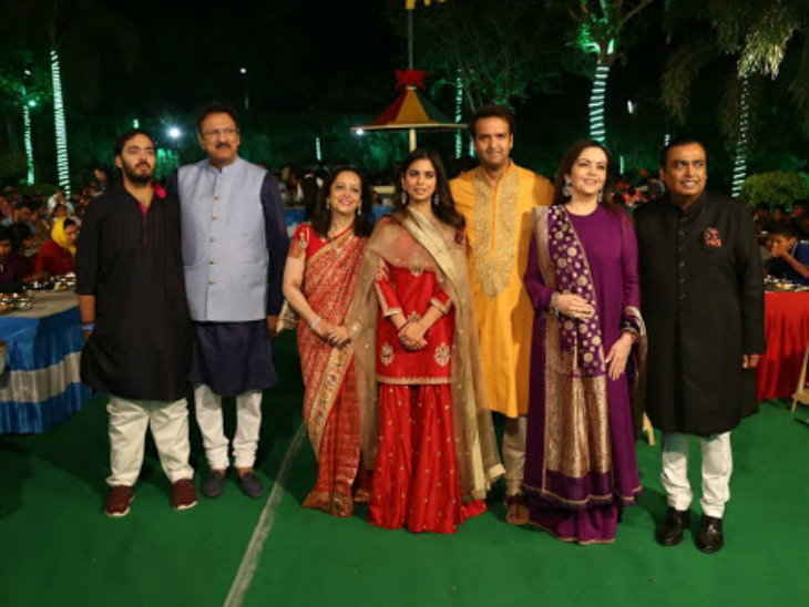 मुकेश अंबानी की बेटी की शादी में शामिल होने उदयपुर पहुंचीं हिलेरी क्लिंटन, मेहमानों के लिए लगाये 92 चार्टर प्लेन! 2 ambani3 1