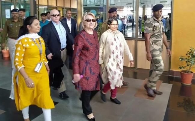 मुकेश अंबानी की बेटी की शादी में शामिल होने उदयपुर पहुंचीं हिलेरी क्लिंटन, मेहमानों के लिए लगाये 92 चार्टर प्लेन! 6 hileri qun