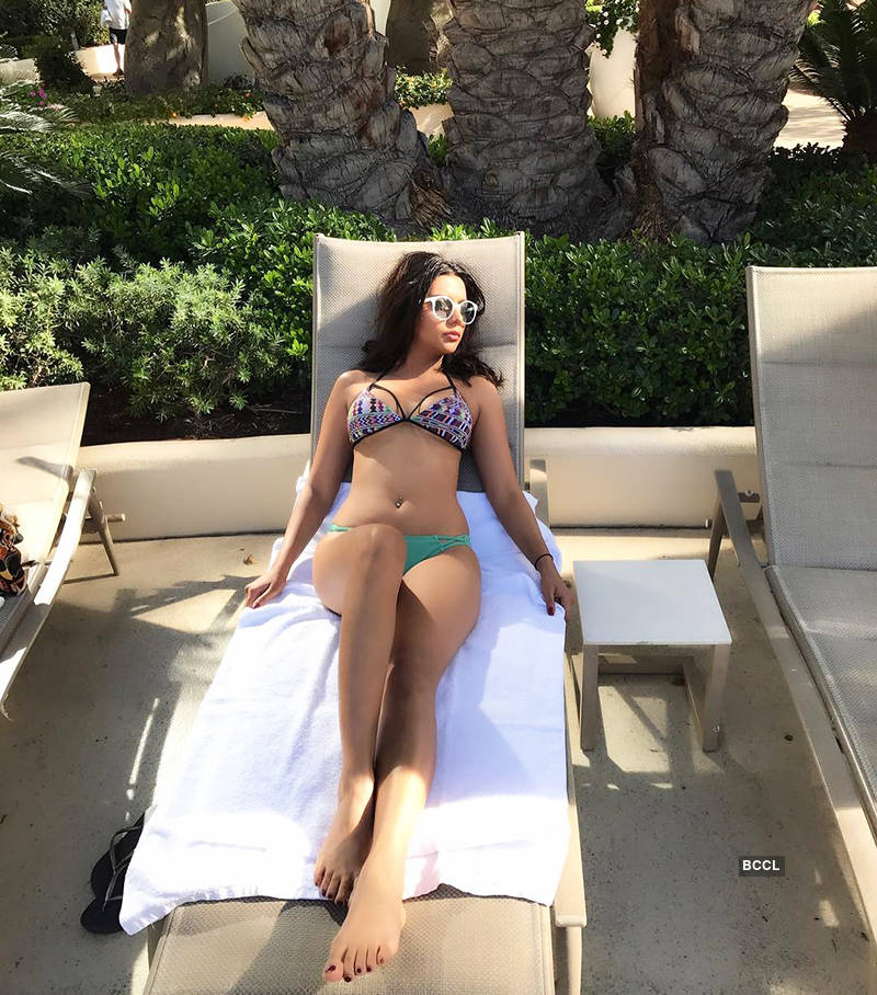 એક્ટ્રેસ રૂહી સિંહનું બિકિનીમાં સિઝલિંગ Hot ફોટોશૂટ, Pics જોઈ જોતા જ રહી જશો 30 Ruhi Singh 21