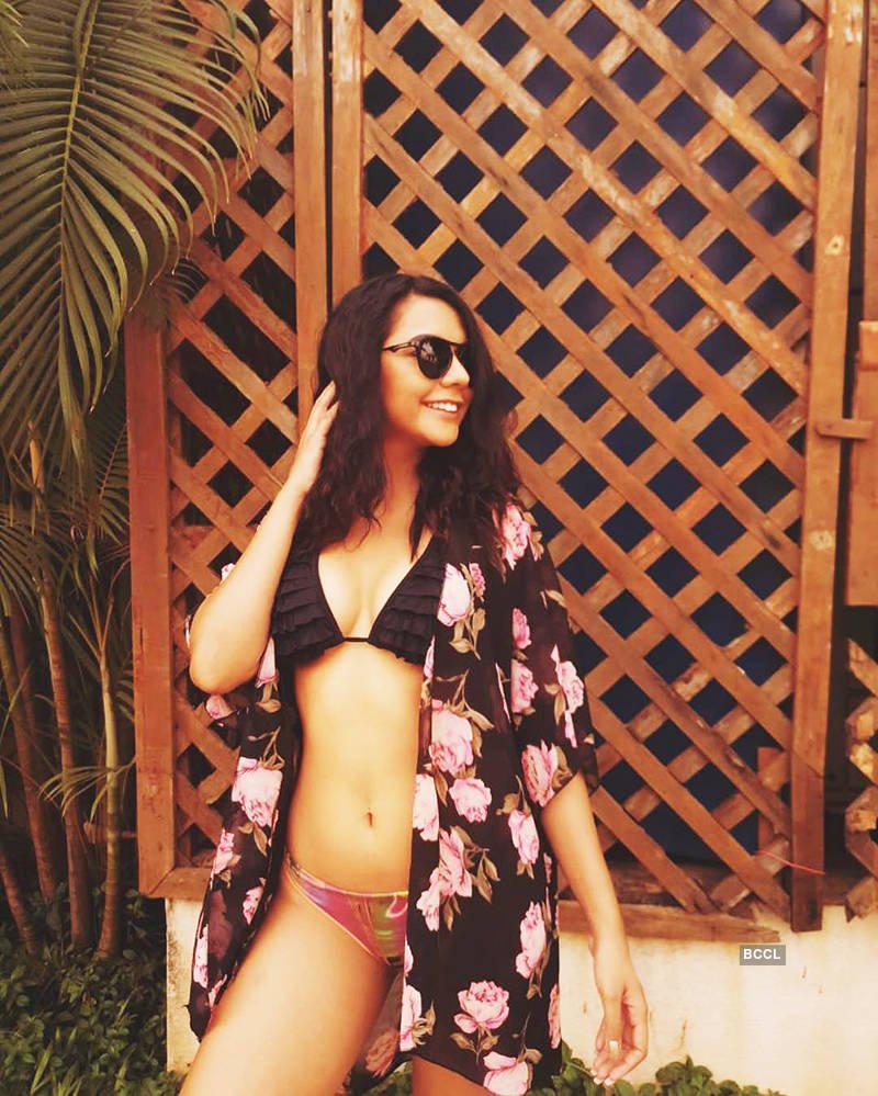 એક્ટ્રેસ રૂહી સિંહનું બિકિનીમાં સિઝલિંગ Hot ફોટોશૂટ, Pics જોઈ જોતા જ રહી જશો 23 Ruhi Singh 28