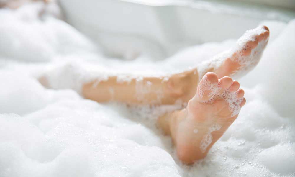 સાબુનું ફીણ હમેશા સફેદ જ કેમ હોય છે? 2 biggerbubbles