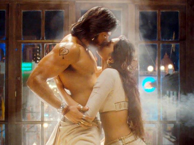 દીપિકા અને રણવીર કટ બોલ્યા બાદ પણ કિસ કરતા રહ્યા 4 ranveer and deepika