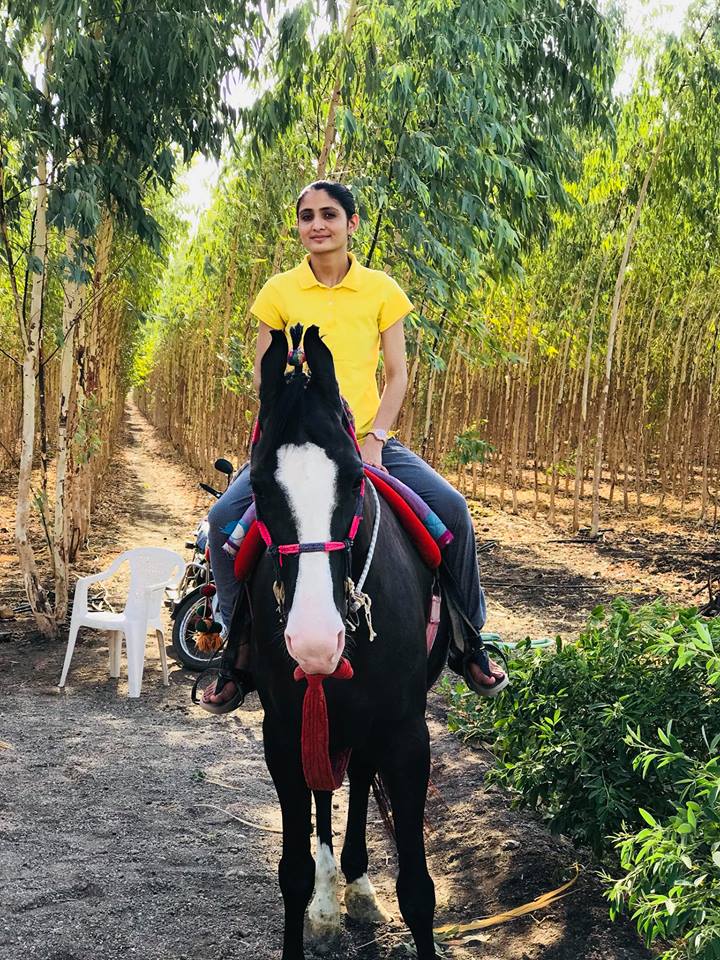 રીયલ લાઈફ માં આટલી ગ્લેમરસ છે ગીતા રબારી 9 geeta rabari 6