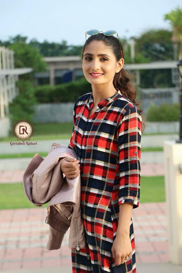 રીયલ લાઈફ માં આટલી ગ્લેમરસ છે ગીતા રબારી 8 geta rabari 2