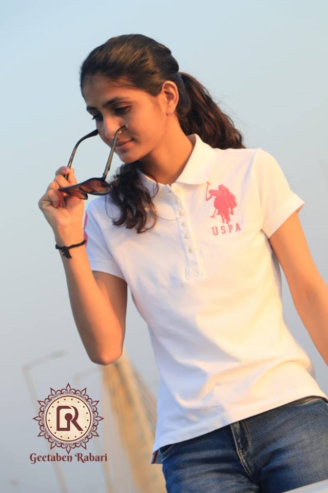 રીયલ લાઈફ માં આટલી ગ્લેમરસ છે ગીતા રબારી 5 geta rabari 3