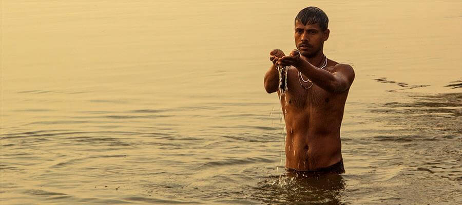 શું આપ જાણો છો કેમ સૂર્ય ને જળ અર્પણ કરવામાં આવે છે? જાણો શું છે તેનું મહત્વ… 4 sun water 2