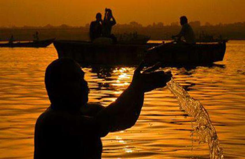 શું આપ જાણો છો કેમ સૂર્ય ને જળ અર્પણ કરવામાં આવે છે? જાણો શું છે તેનું મહત્વ… 5 sun water 3