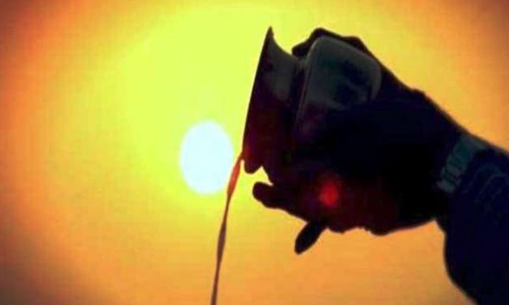 શું આપ જાણો છો કેમ સૂર્ય ને જળ અર્પણ કરવામાં આવે છે? જાણો શું છે તેનું મહત્વ… 3 surya 02