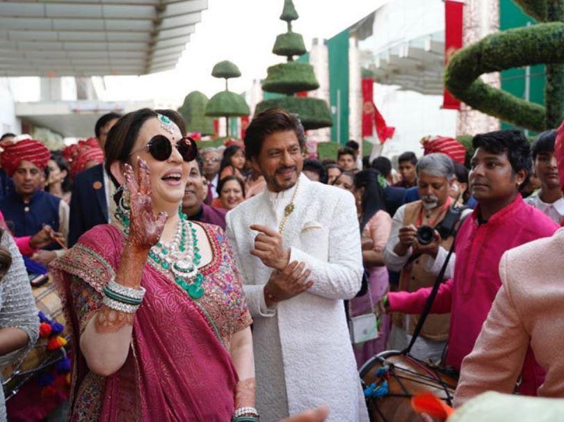 આકાશ અંબાણીની જાનમાં રણબીર-SRK સહિતના સેલેબ્સે કર્યો ધમાકેદાર ડાન્સ, જુઓ વિડીયો 4 A Copy 1
