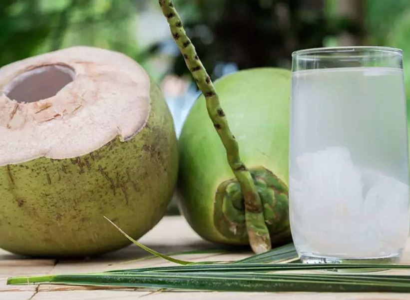 વાળમાં આ રીતે લગાવો નારિયેળ પાણી, મળશે જાદુઈ પરિણામ 2 coconut