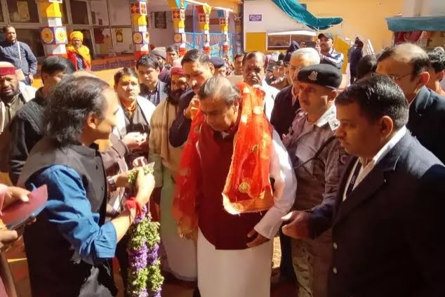 મુકેશ અંબાણી ભગવાન બદ્રીનાથના દર્શને પહોંચ્યા, મંદિર સમિતિને રૂપિયા 2 કરોડનું દાન 2 mukesh ambani 2