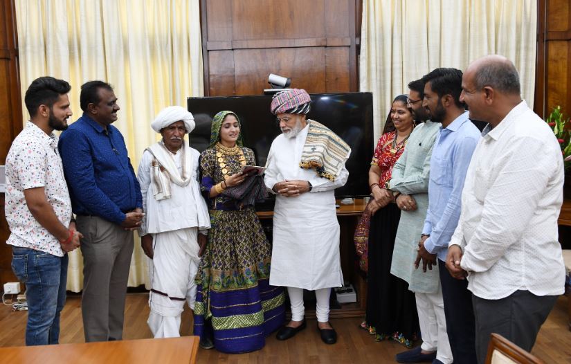 ગીતા રબારીએ PM મોદી સાથે મુલાકાત કરી, 'અમે રાજી મોદીજી તારા રાજમાં રે' ગીત સંભળાવ્યું 2 geeta 1