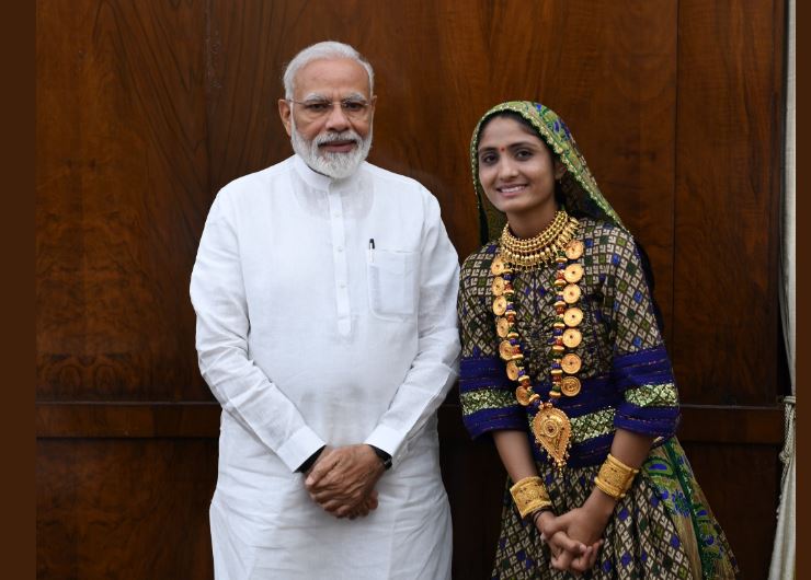 ગીતા રબારીએ PM મોદી સાથે મુલાકાત કરી, 'અમે રાજી મોદીજી તારા રાજમાં રે' ગીત સંભળાવ્યું 1 geeta 2