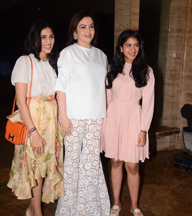 નીતાઅંબાણી કરી રહી છે પુત્રવધુ સાથે સમય પસાર, એક્ઝિબિશનમાં પુત્રવધુ સાથે જોવા મળી 2 shloka nita ambani