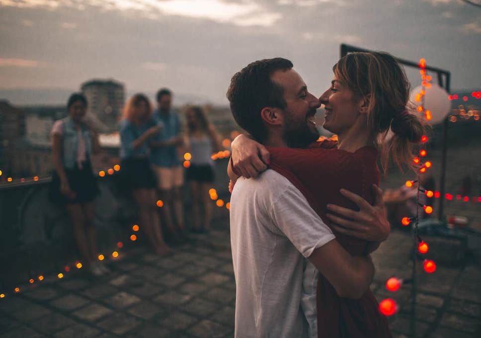 શું તમે વિશ્વની મુસાફરી કરવાની ઈચ્છા રાખો છો? તો શિષ્ટાચારના આ કેટલાક નિયમોને જરૂરથી યાદ રાખો. 2 public affection