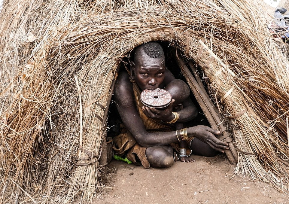 જાણો શું છે લીપ પ્લેટ ટ્રેડીશન.. શા માટે આ જાતિના લોકો લીપ કાપીને પહેરે છે લીપ ડિસ્ક.. 3 lip plate 2 1