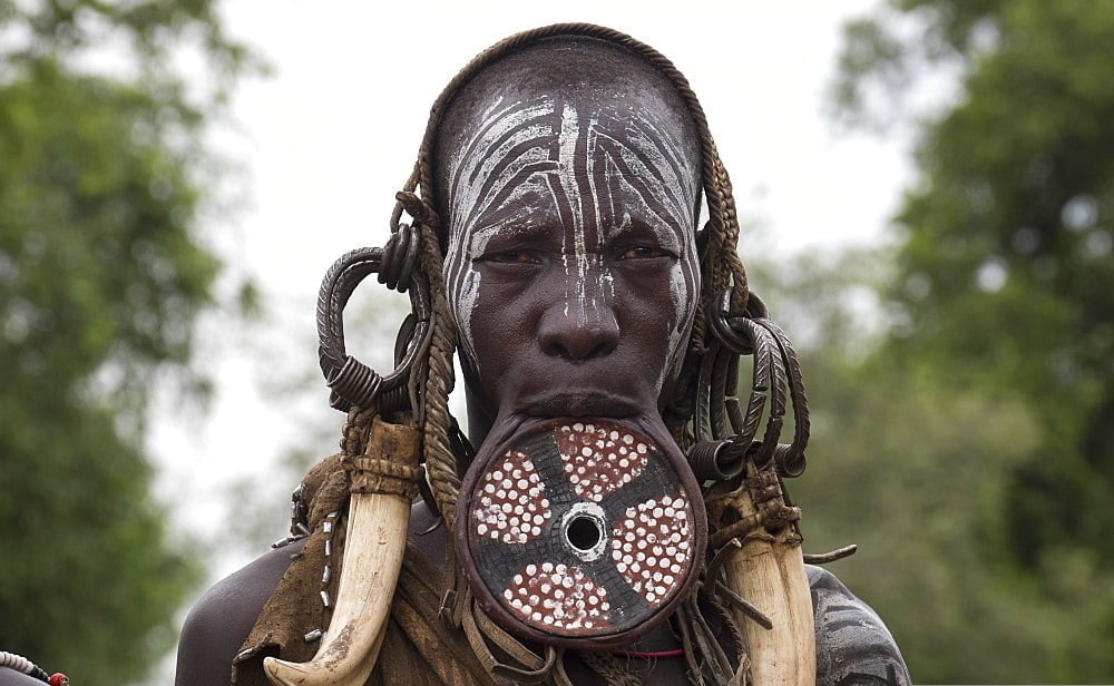 જાણો શું છે લીપ પ્લેટ ટ્રેડીશન.. શા માટે આ જાતિના લોકો લીપ કાપીને પહેરે છે લીપ ડિસ્ક.. 4 lip plate 3 1