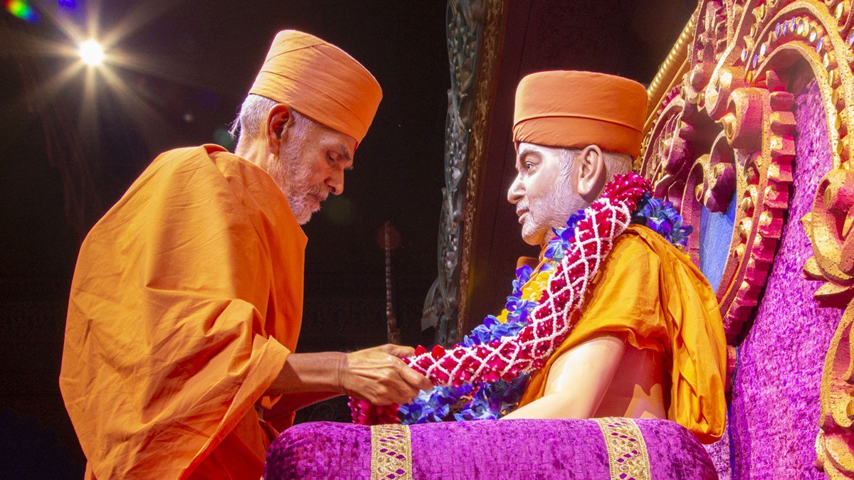 કોરોના ઈફેક્ટ : જરુરિયાતમંદોની મદદ માટે ધાર્મિક સંસ્થાઓ આવી આગળ, BAPS દ્વારા શાકભાજીનું નિ:શુલ્ક વિતરણ 5 Dkcl3GkWsAEHAbK
