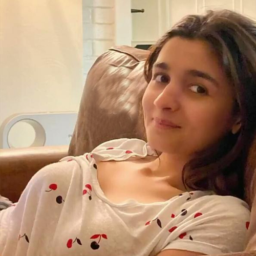 લોકડાઉનમાં ચર્ચામાં છે બોલિવુડ અભિનેત્રીઓનો નો-મેકઅપ લુક 4 1587386691 ifairer