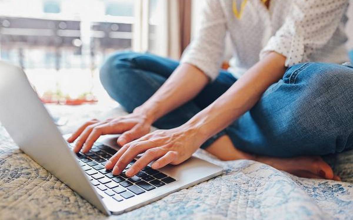 WHOએ વર્ક ફોર્મ હોમ કરનારને આપી ખાસ સલાહ, વર્ક ફોર્મ હોમ કરવાથી થઇ રહી છે અનેક લોકોને સ્વાસ્થયને લગતી સમસ્યાઓ 2 18MARTH WORK